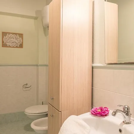 Il Fitto 10, Emma Кортона